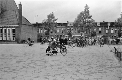 825450 Gezicht op het plein van de Dr. de Visserschool (Vondellaan 32 te Utrecht.